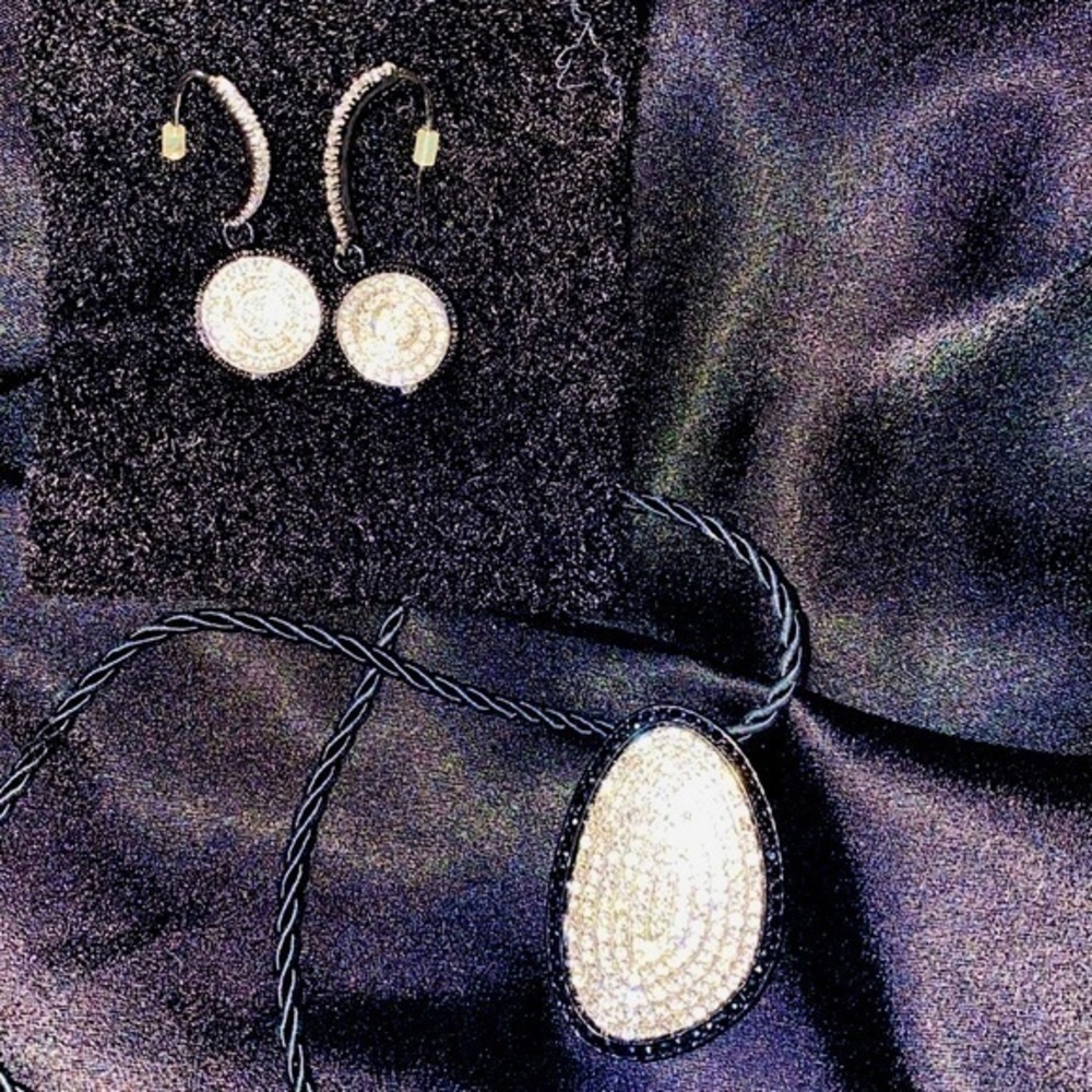 Jewelery Set Gorgeous necklace pendant and earrings set